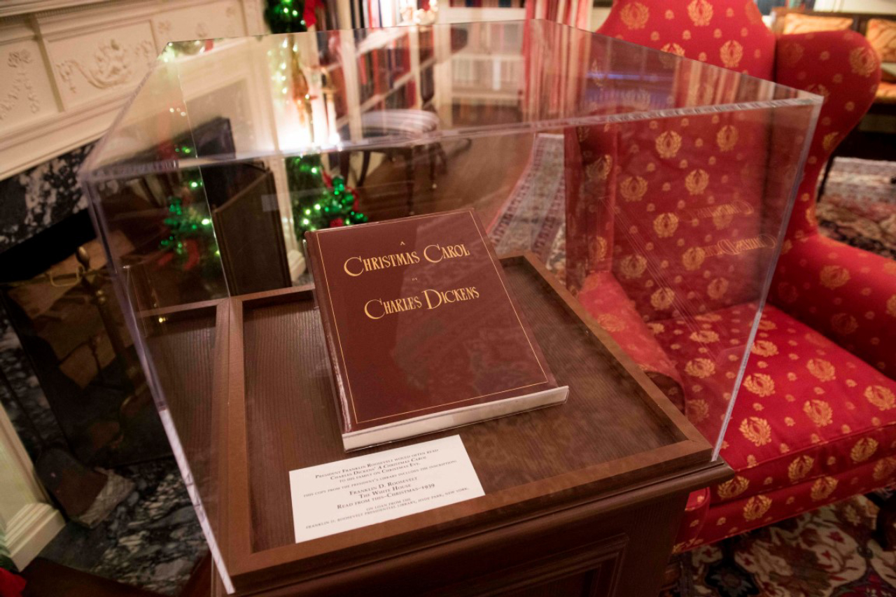 A copy of Charles Dickens' "A Christmas Carol," belonging to former US President Franklin D. Roosevelt, is seen during a preview of holiday decorations in the Library of the White House in Washington, DC, November 27, 2017. / AFP PHOTO / SAUL LOEB