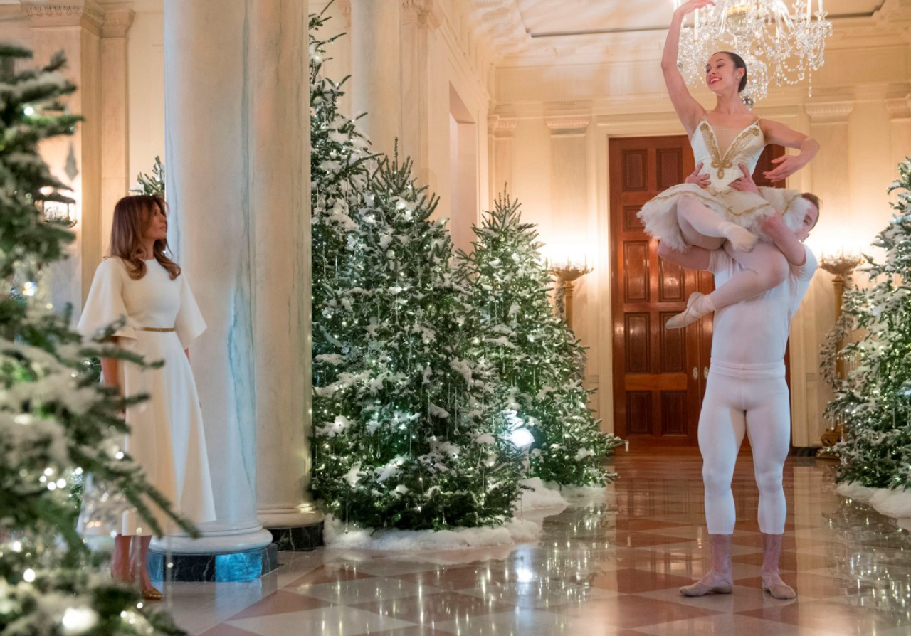 US First Lady Melania Trump watches a ballet performance in the Cross Hall as she tours Christmas decorations at the White House in Washington, DC, November 27, 2017. / AFP PHOTO / SAUL LOEB