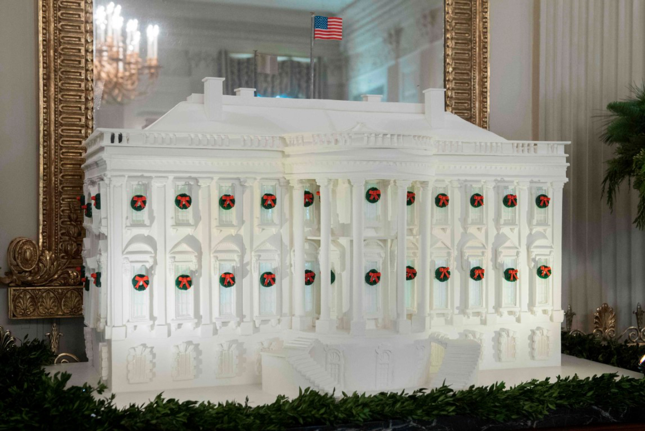 The White House Gingerbread House is seen in the State Dining Room during a preview of Christmas and holiday decorations at the White House in Washington, DC, November 27, 2017. / AFP PHOTO / SAUL LOEB