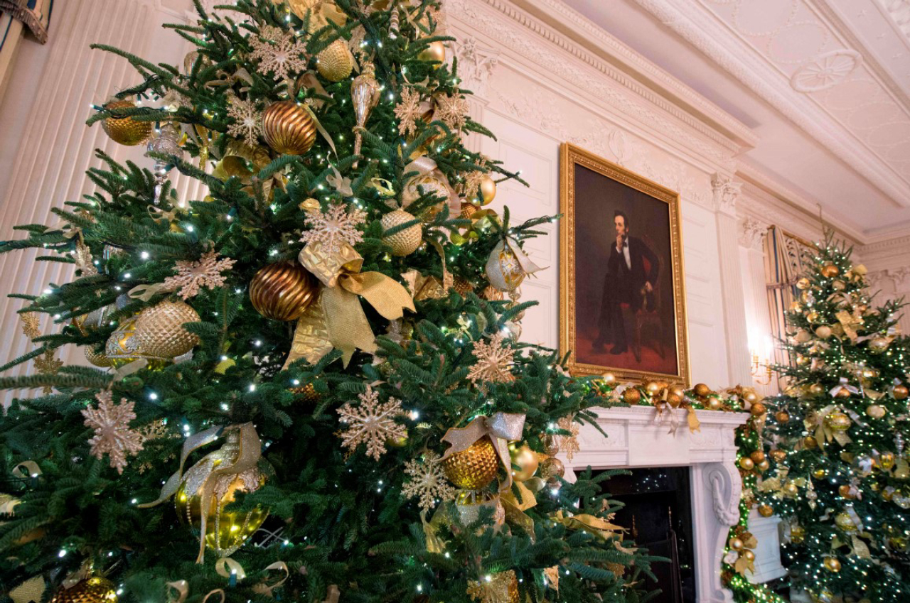 Christmas decorations are seen in the State Dining Room during a preview of holiday decorations at the White House in Washington, DC, November 27, 2017. / AFP PHOTO / SAUL LOEB