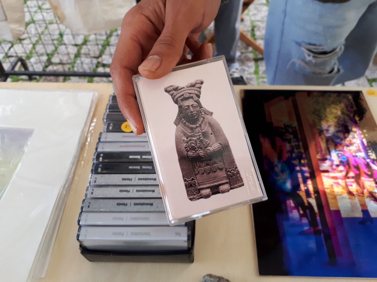 As fitas cassete do selo Distopia são produzidas à mão, com cases de fitas antigas. Foto: Matheus Nascimento/Gazeta do Povo.