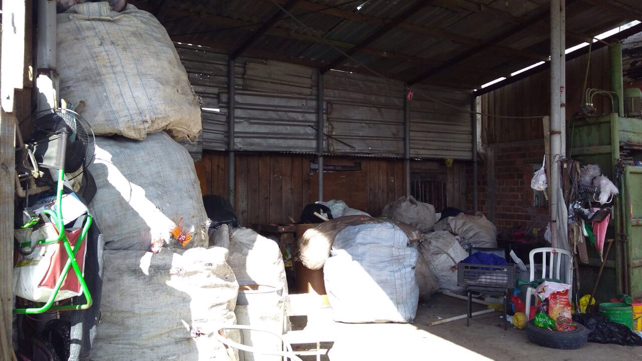 Comunidade é formada por catadores de material reciclável que armazenam o material nas casas ou em áreas próximas. Foto: Coletivo Trena
