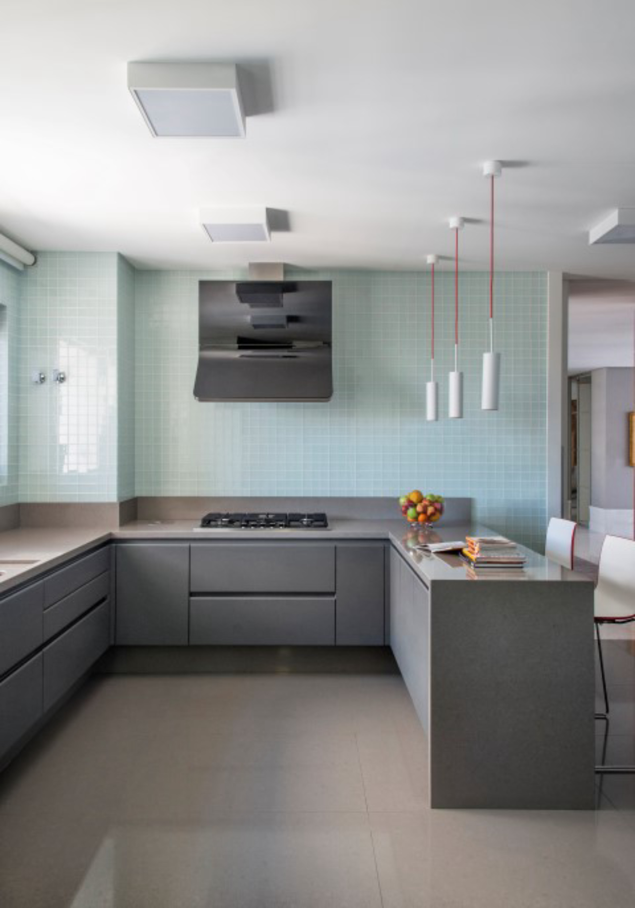  Essa cozinha contemporânea traz tons de cinza, texturas e  toques de cor. Fotos: Fernando Zequinão. 