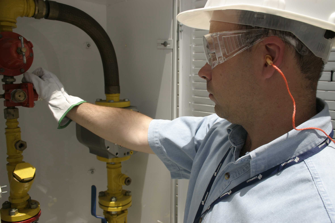 Manutenção de instalações evita desgaste de tubos e válvulas, que podem ser causa de acidentes. Foto: Divulgação/Compagas
