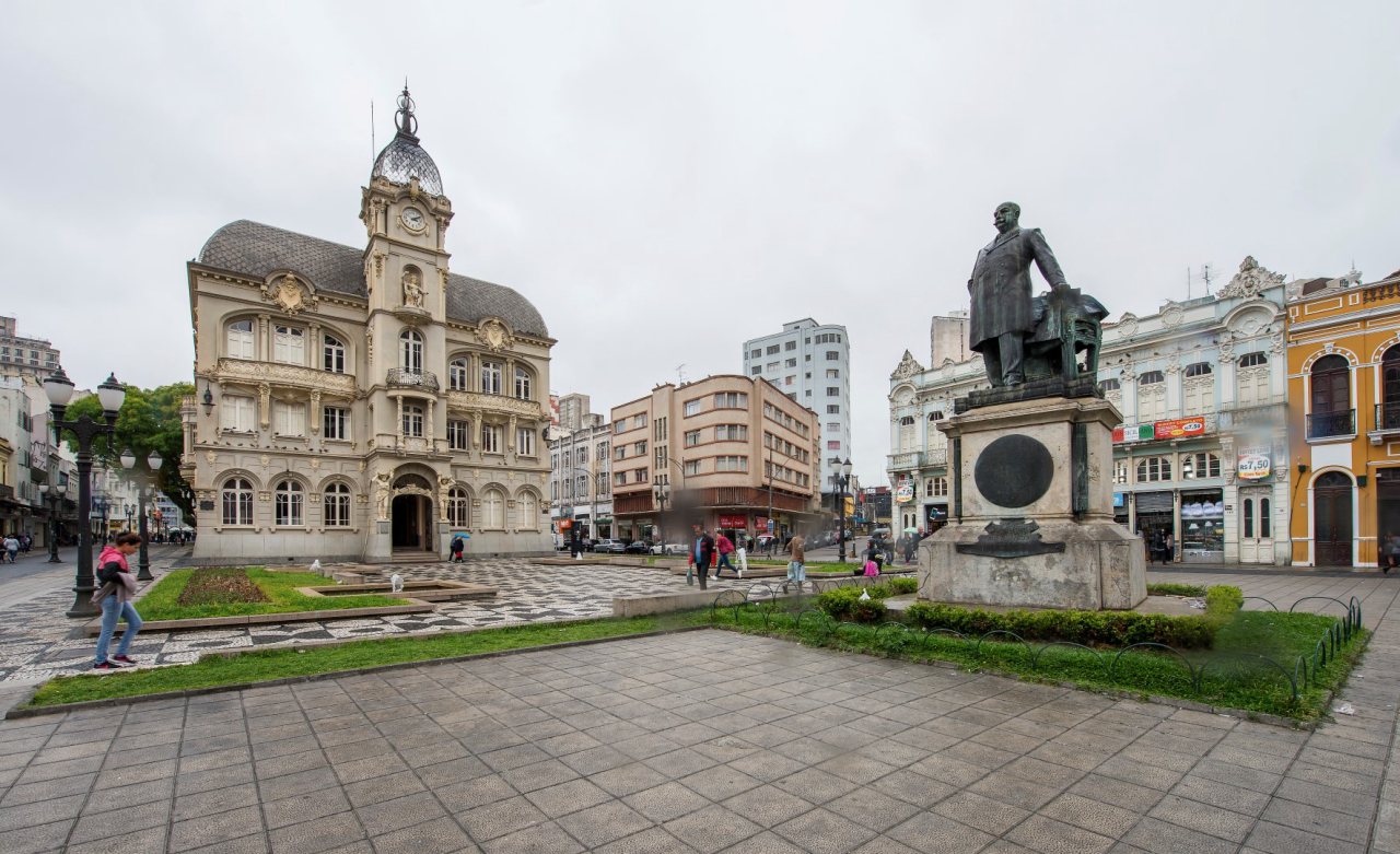 Região da Praça Generoso Marques, incluindo o Paço da Liberdade está no roteiro do Tour Arquitetônico promovido pela FAE.<br>Foto: Letícia Akemi / Gazeta do Povo 