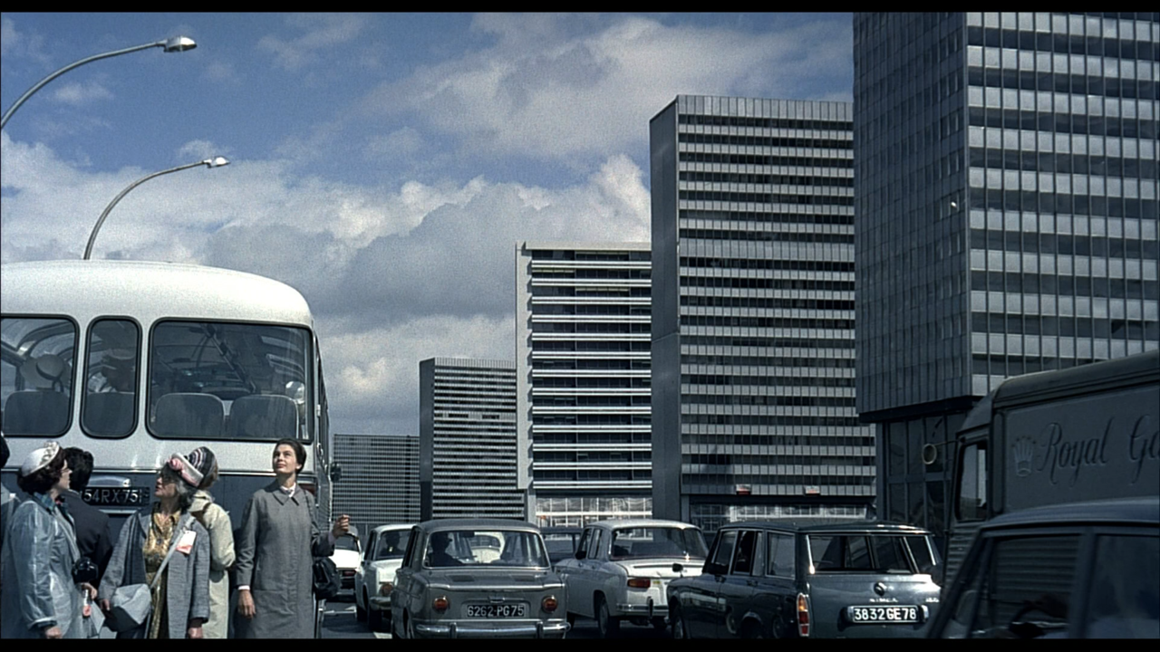 Em "Playtime", o diretor Jacques Tati explora uma perspectiva futurística de Paris. Imagem: Reprodução