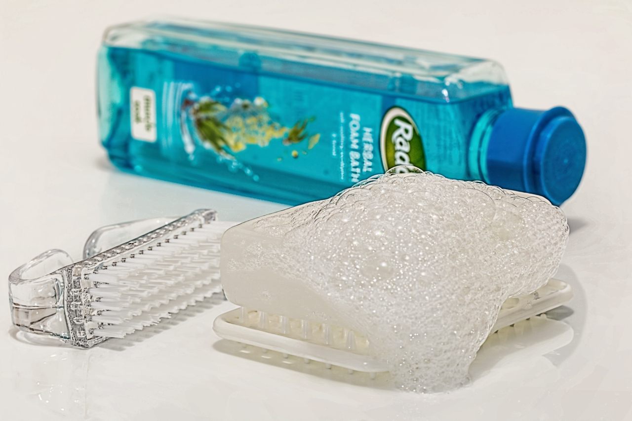 Shampoo neutro é uma das dicas para ajudar nessa limpeza. Foto: VisualHunt