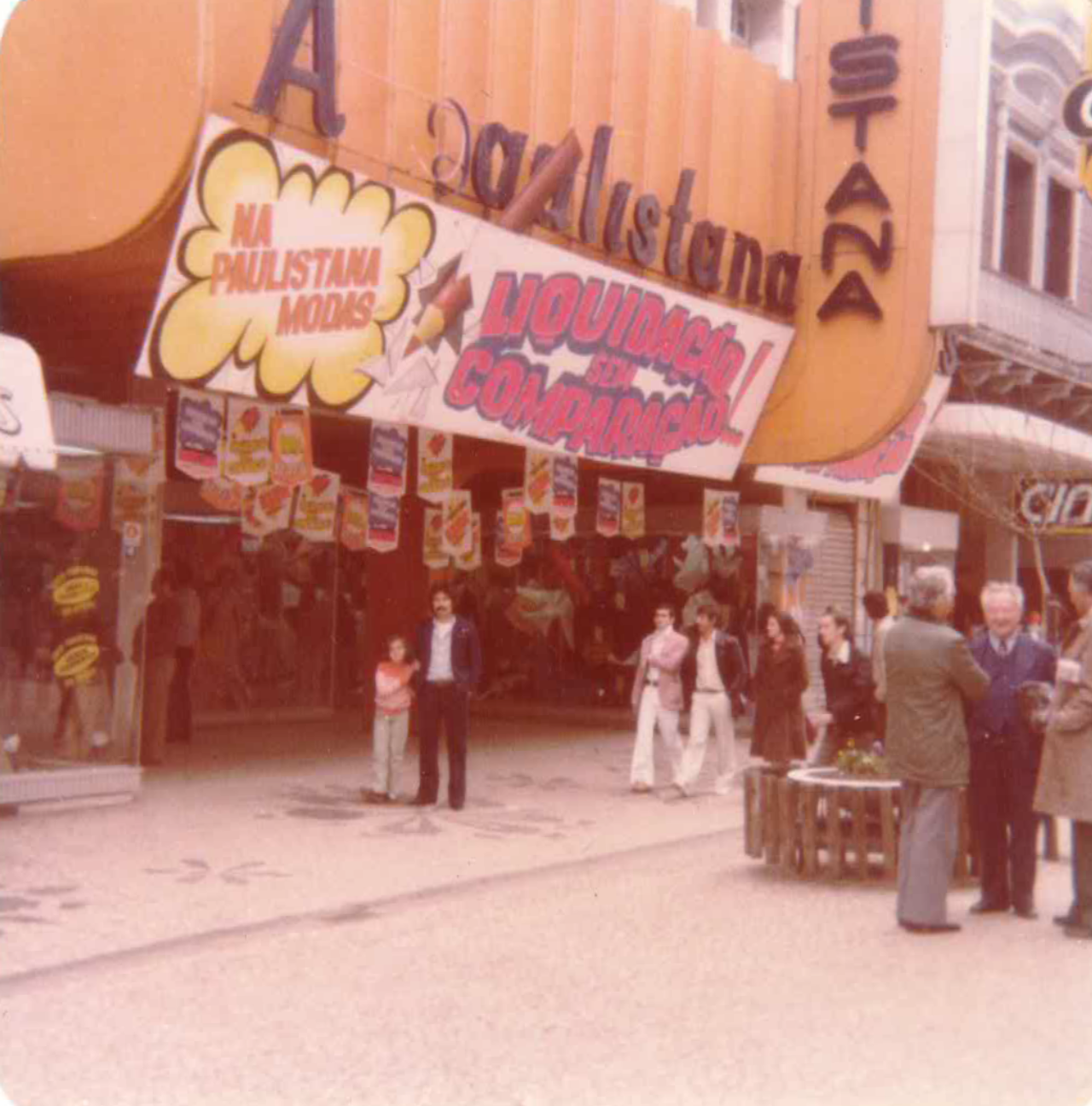 Chefe da decoração da rede A Paulistana, Carlos Prestupa, e a filha Vania Camargo, em 1979, em frente à loja na Rua XV. Foto: Arquivo pessoal/Vania Camargo