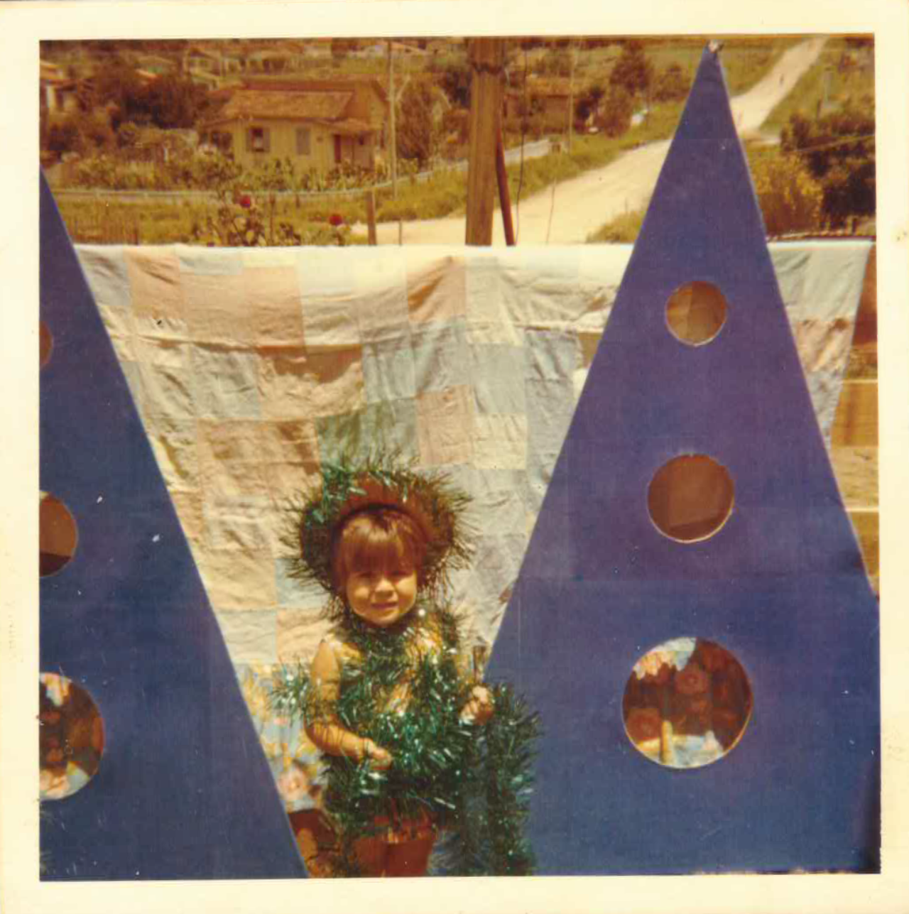 2.	Com 3 anos, Vania Camargo foi enfeitada pela mãe e posa junto da decoração da vitrine de Natal da loja A Paulistana em 1972. Foto: Arquivo pessoal/Vania Camargo