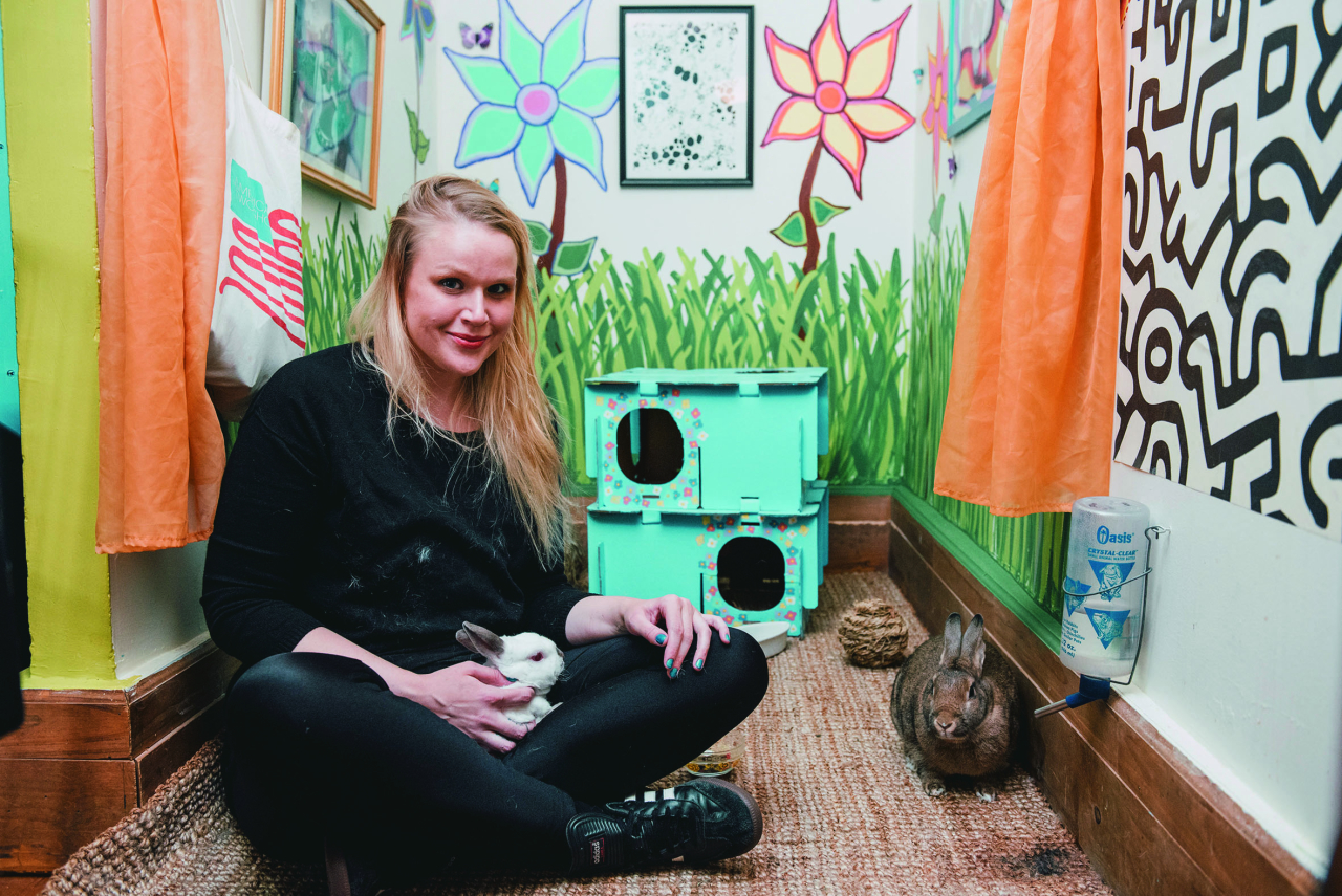 Caroline Biggs transformou o closet de seu apartamento em moradia para suas coelhas, Daisy e Daffodil. Foto: Vincent Tullo/The New York Times
