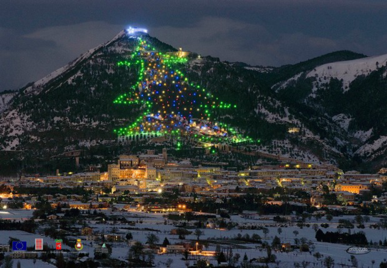 Maior árvore de Natal do mundo, em Gubbio, na Itália. Estrutura foi acesa por astronauta direto da Estação Espacial. Foto: Reprodução Youtube. 