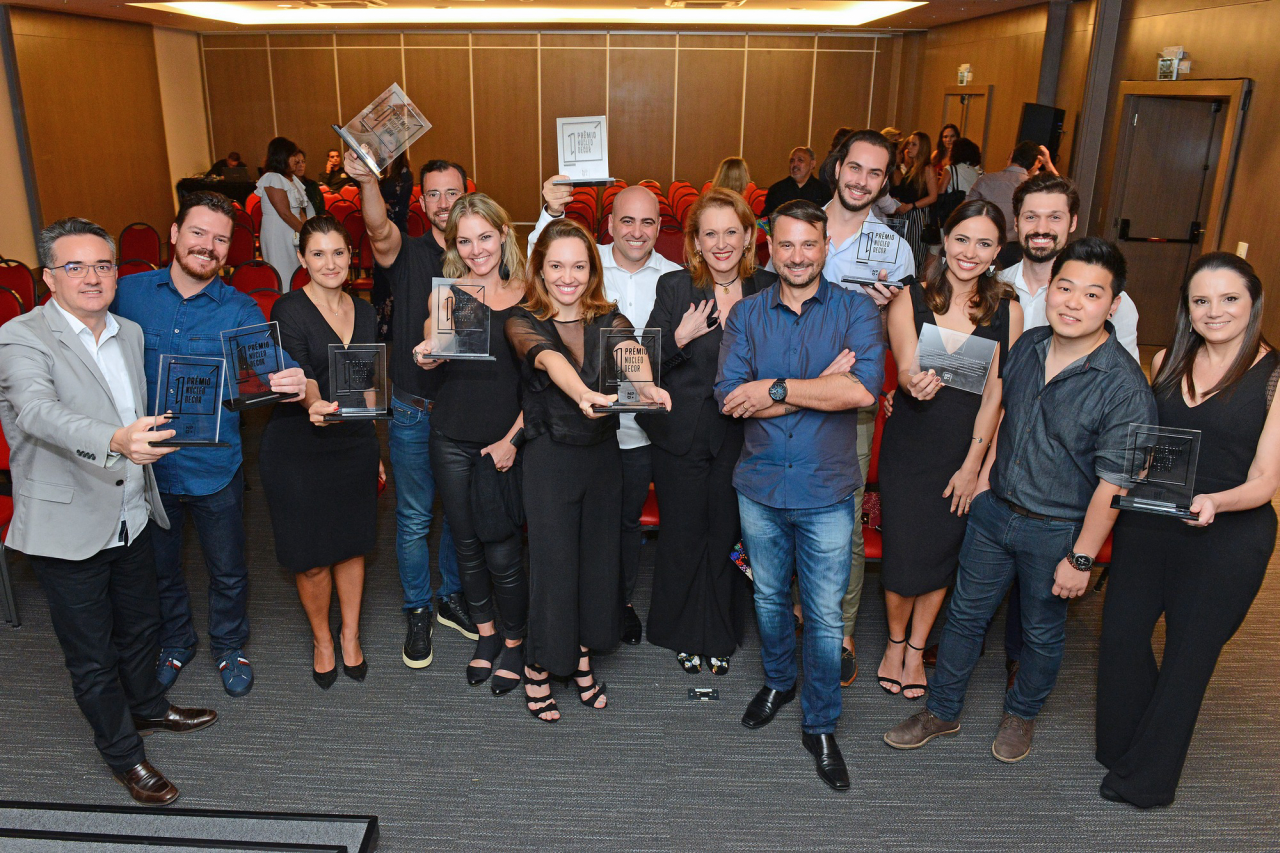 Escritórios premiados no primeiro Prêmio Núcleo Decor durante a cerimônia de premiação.<br>Foto: Gerson Lima / Divulgação
