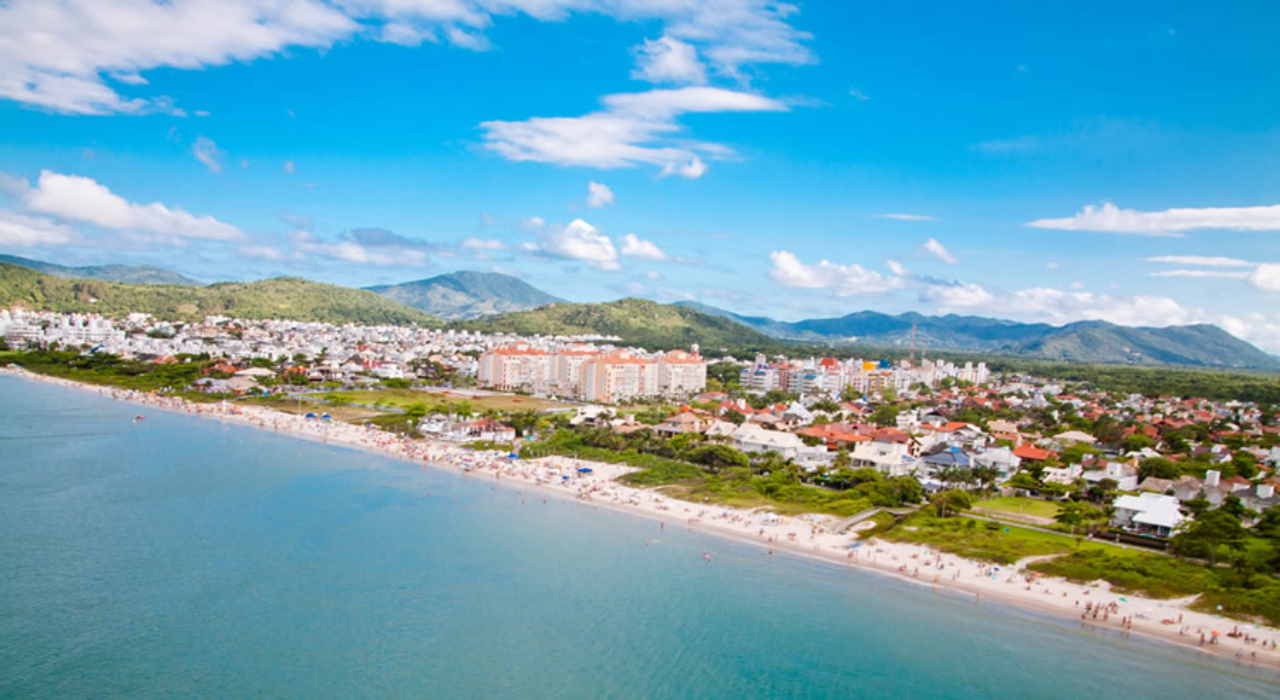Praia de Jurerê Internacional é uma das mais badaladas do litoral catarinense. Foto: Divulgação