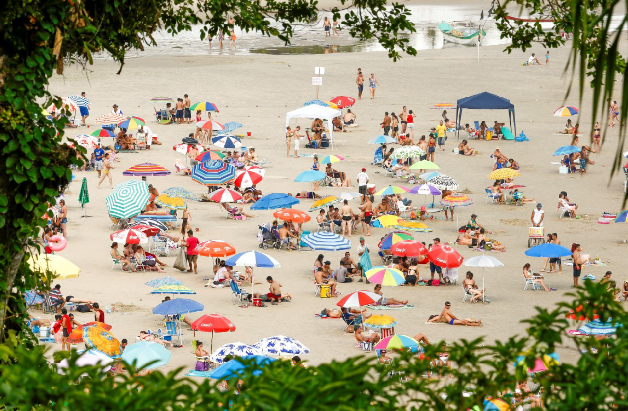 Movimento na praia de Guaratuba, litoral paranaense, no primeiro dia de verão oficial. Foto: Repodução