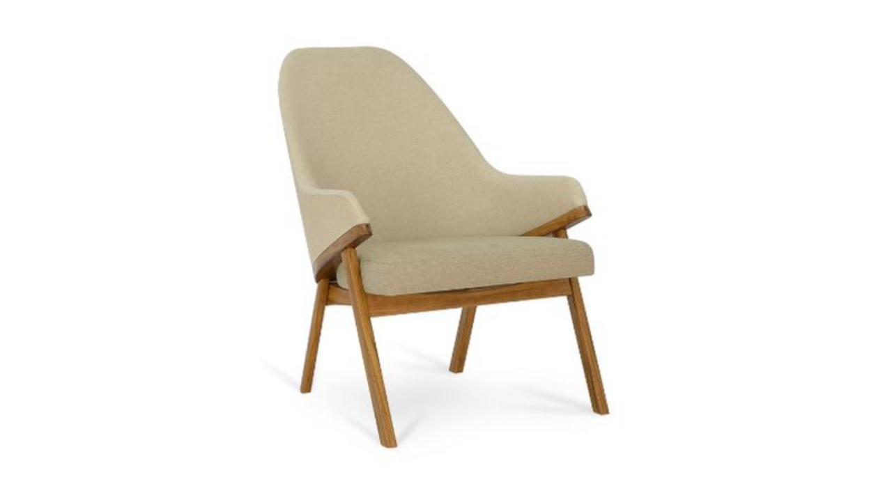 Poltrona Arcos, com madeira catuaba e estofado em algodão 100%. Tem a versão em cadeira também. Foto: Reprodução/Site