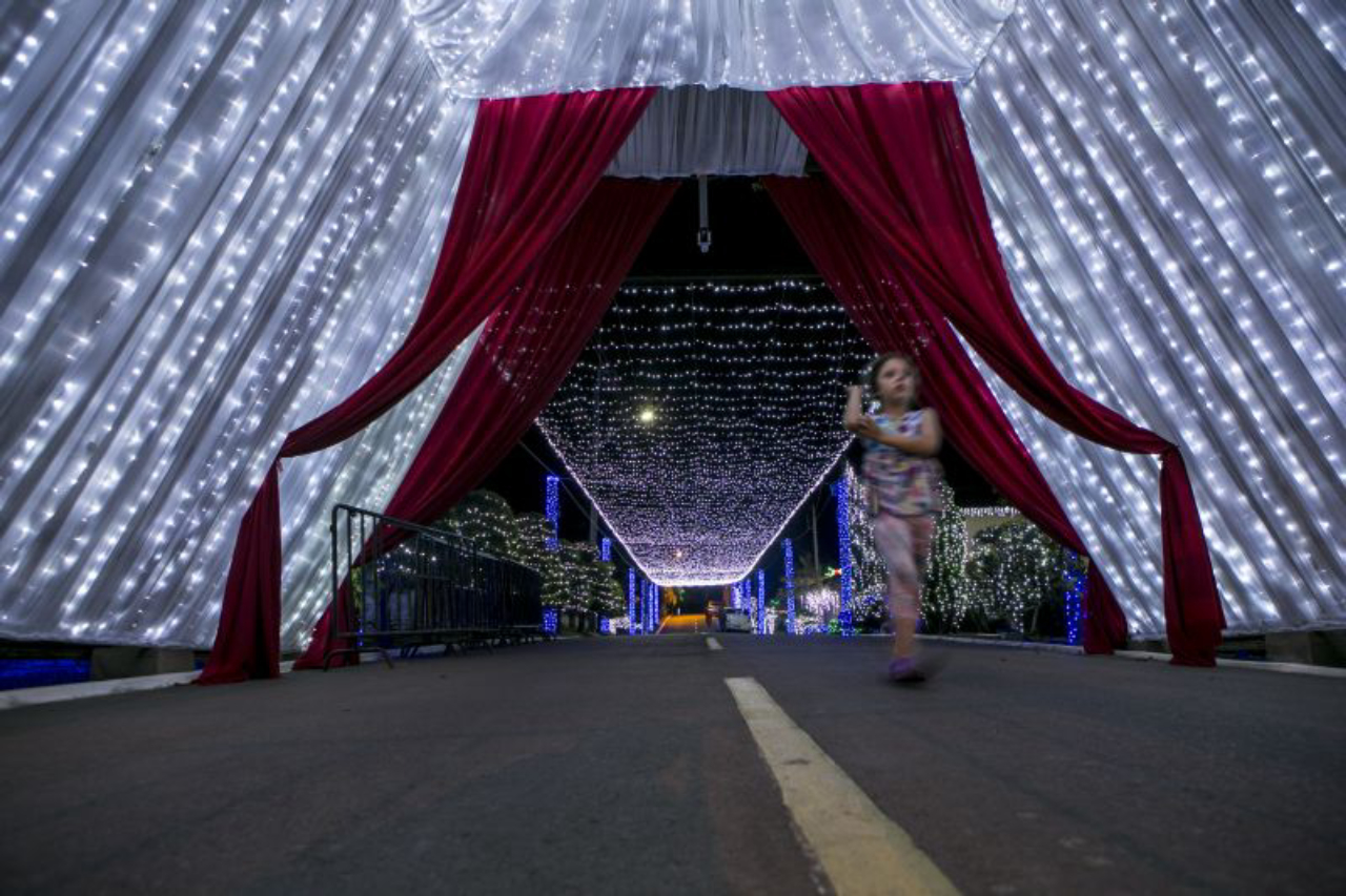 A rua da família Moletta, no bairro Umbará, ficou conhecida pela iluminação natalina que atrai milhares de visitantes. Foto: Marcelo Andrade/Gazeta do Povo