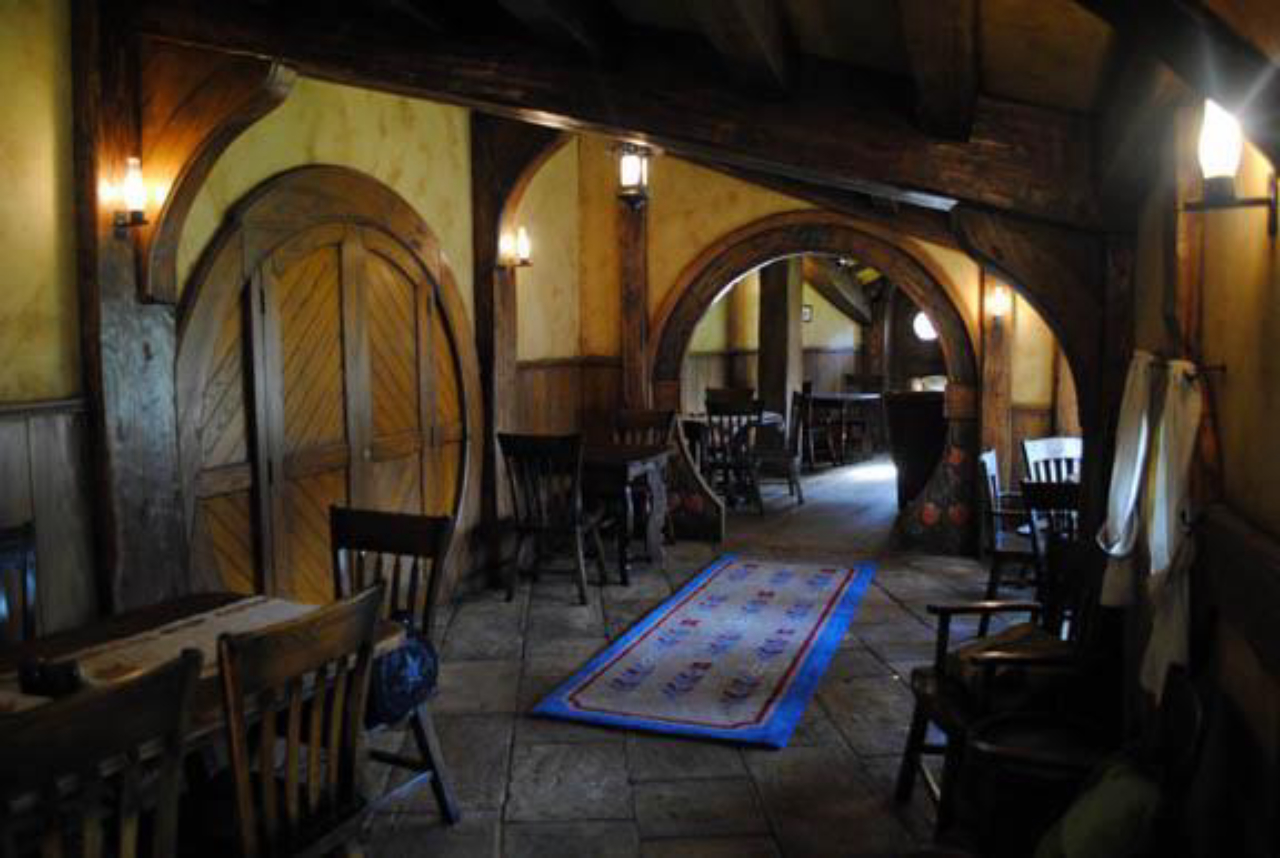 O bar conta com as características tradicionais das casas dos hobbits, como as icônicas portas arredondadas. Foto: divulgação.
