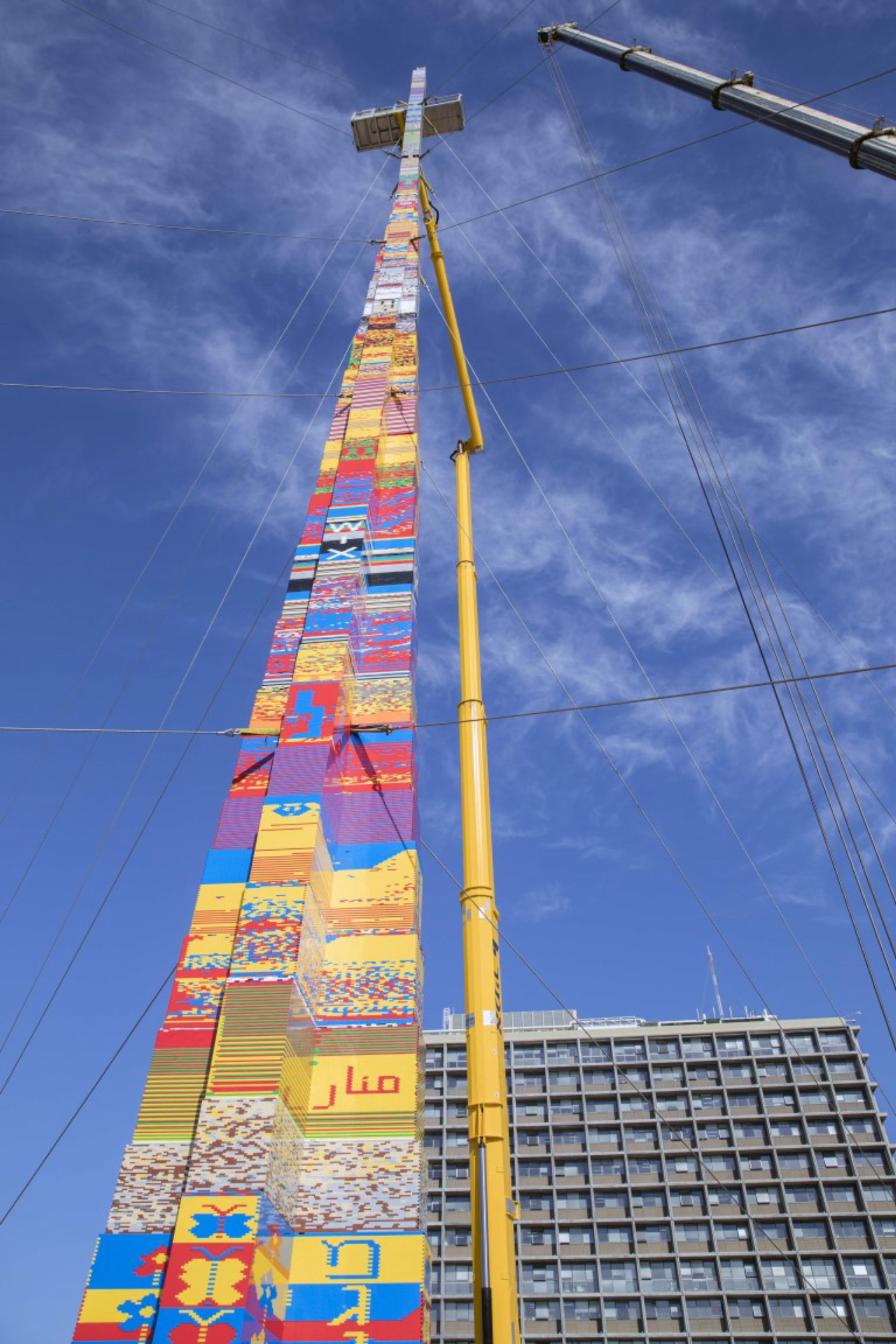 A picture taken on December 27, 2017 shows a LEGO tower under construction in Tel Aviv's Rabin Square, as the city attempts to break Guinness World Record of the highest such structure. / AFP PHOTO / JACK GUEZ