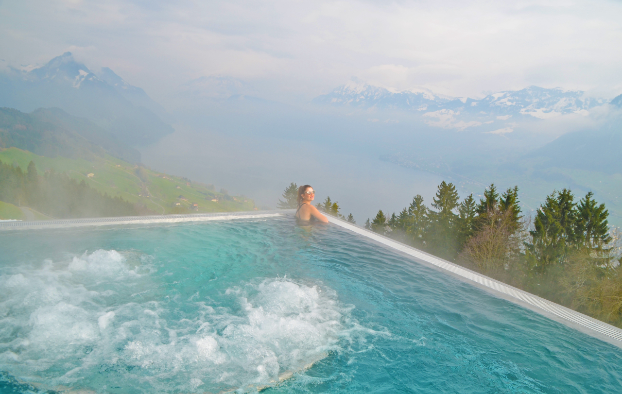 Foto de Karina Sell em um dia com mais nuvens na piscina com vista para os Alpes Suíços.<br>Foto: Divulgação