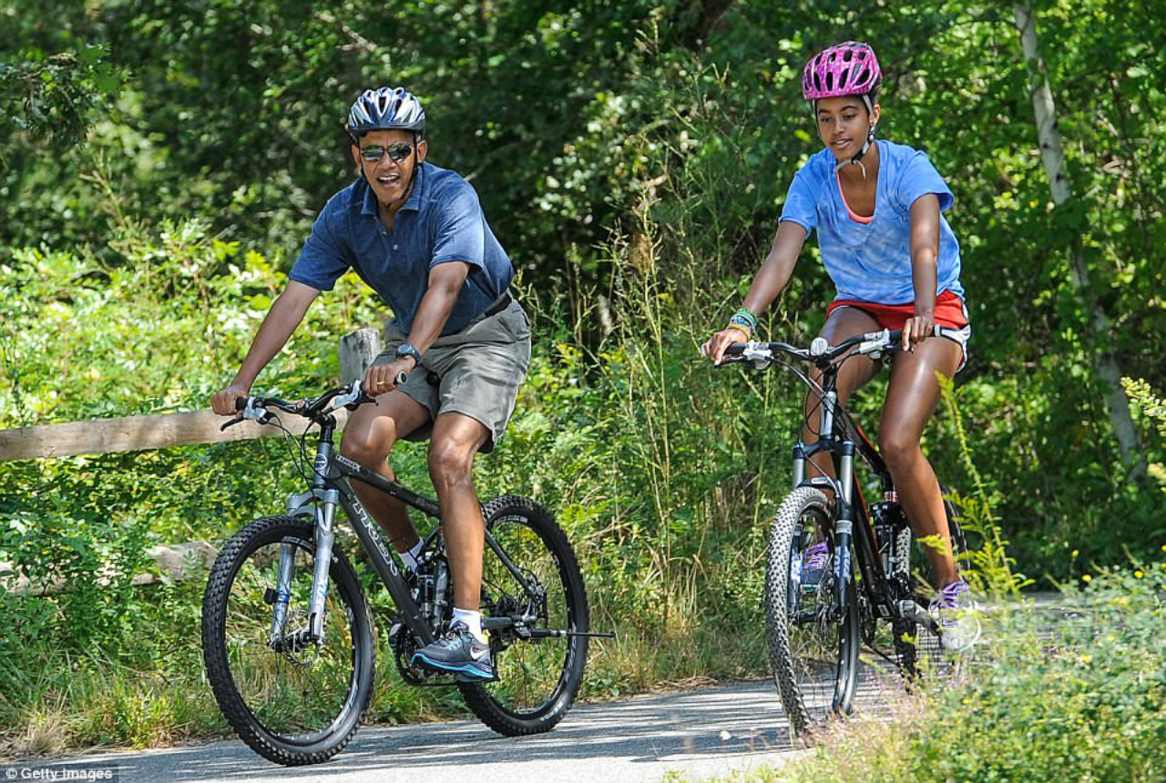 Enquanto estavam hospedados na Chilmark House, Obama e sua filha foram flagrados andando de bicicleta. Foto: Getty Images