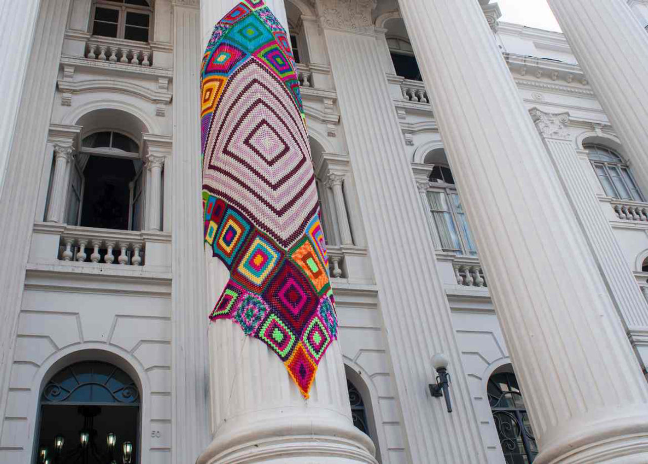 Prédio histórico da UFPR recebeu as cores da grande peça em crochê. Foto: Samira Neves/ACS UFPR
