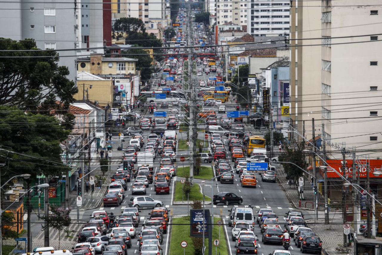 Avenida Visconde de Guarapuava é um dos pontos com maior  movimentação de veículos. Foto: Daniel Castellano/Gazeta do Povo