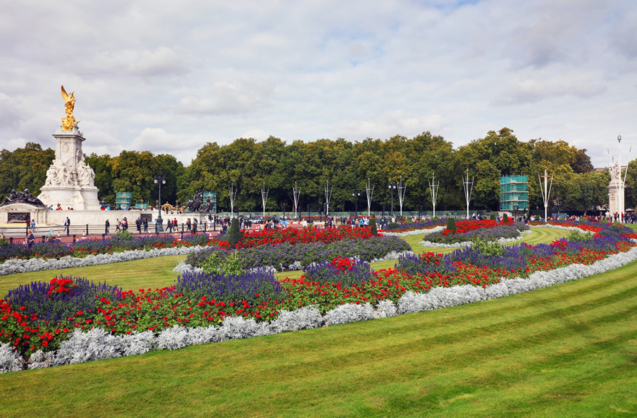 LONDON, UK - SEPTEMBER 23: Tourists in front of Buckingham Palace, London, UK, Europe