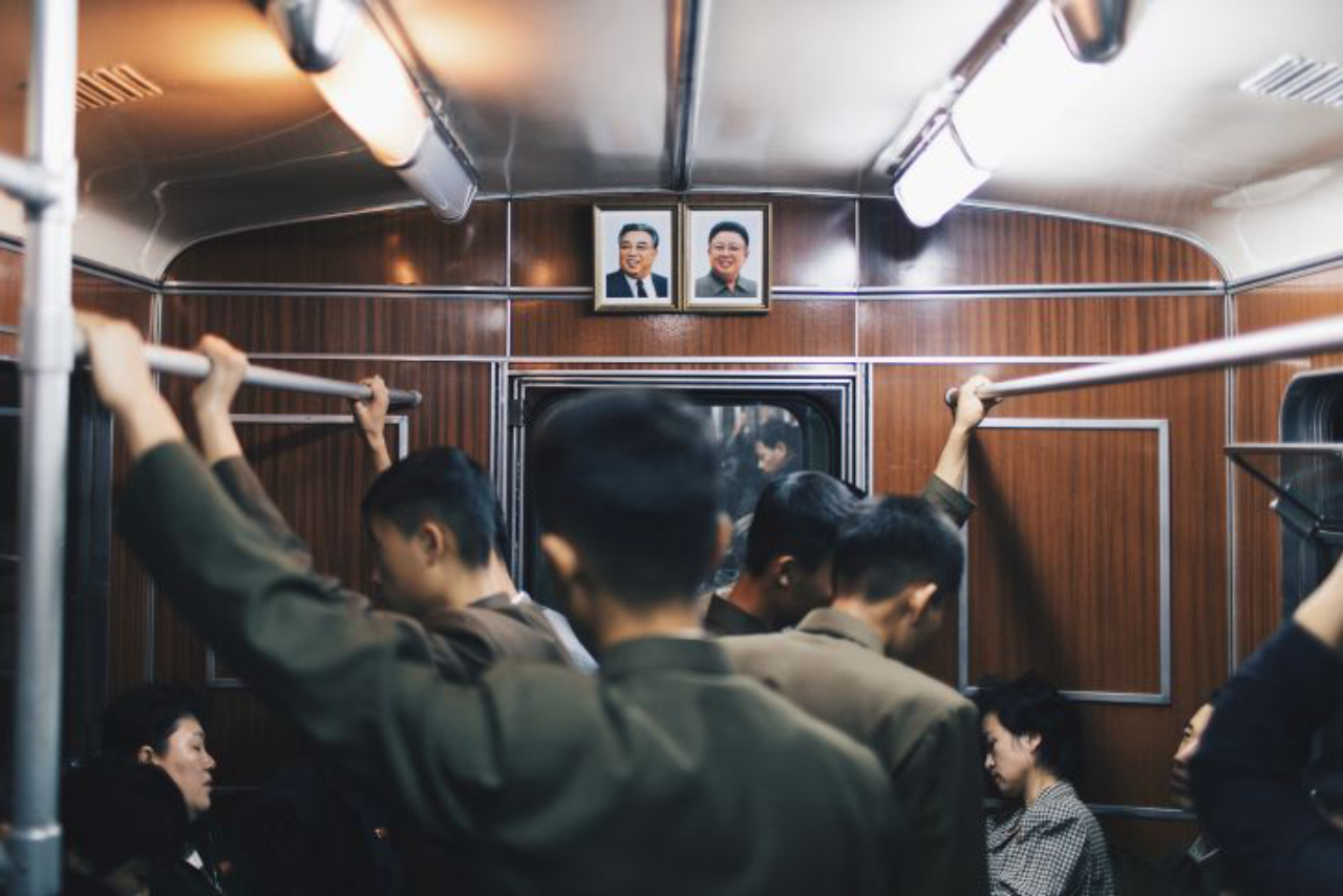 Fotografias de Kim Il-Sung e Kim Jong-Il no trem. 