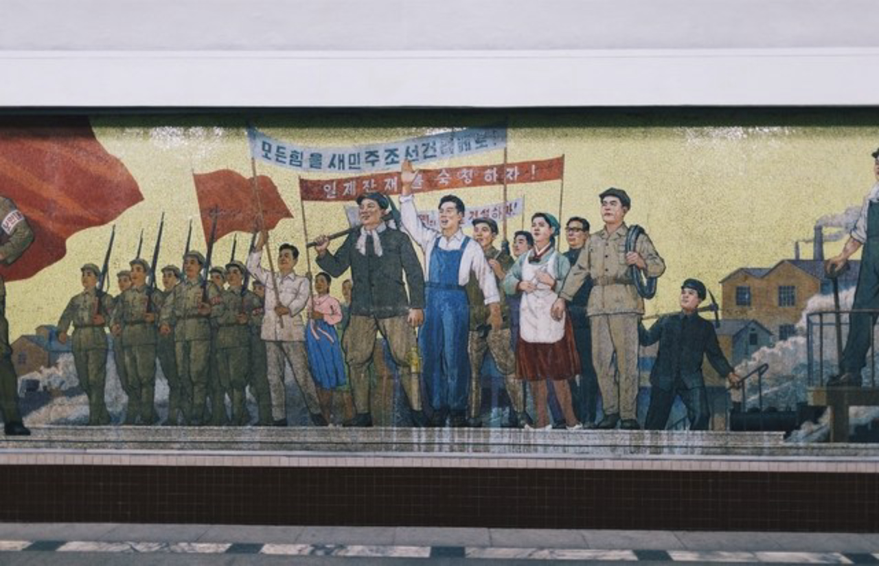 Mosaicos exibem propagandas do regime.