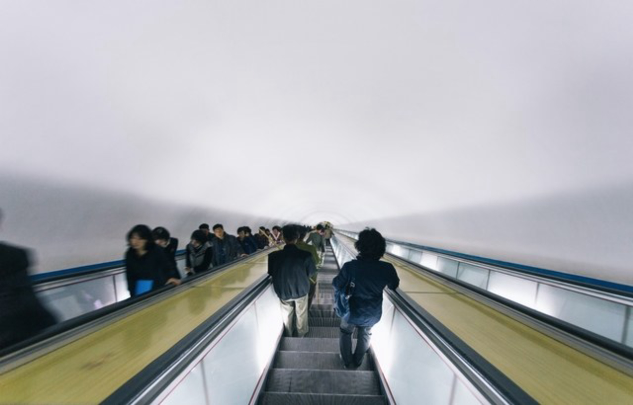 O percurso da superfície às plataformas do metrô tem duração de quatro minutos. 