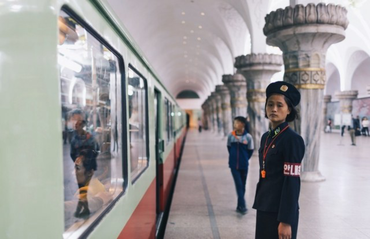 Fotógrafa captou detalhes do metrô mais profundo - e misterioso - do mundo.