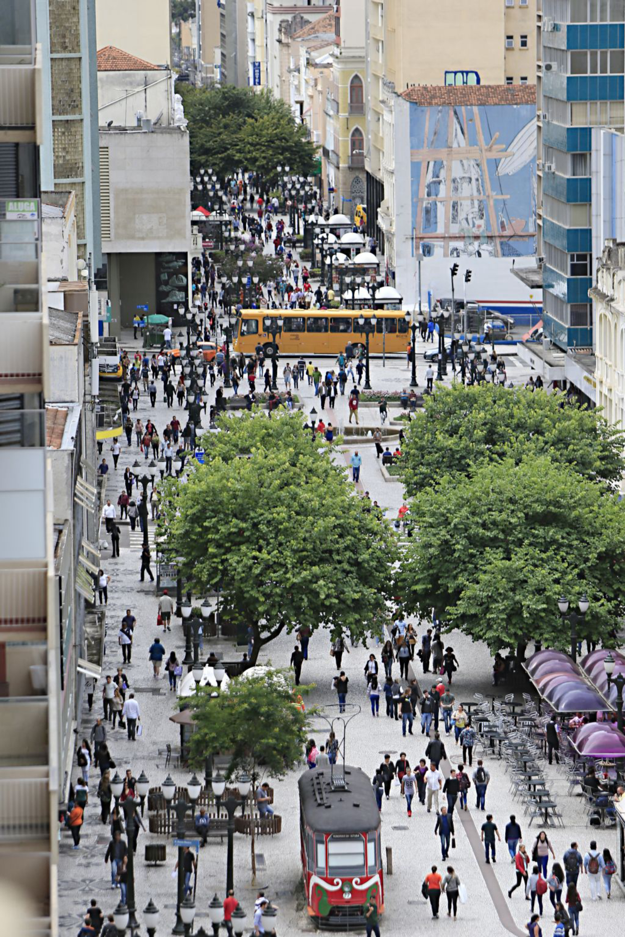 Movimento normal de pedestres na rua das flores. Foto: Albari Rosa/Gazeta do Povo