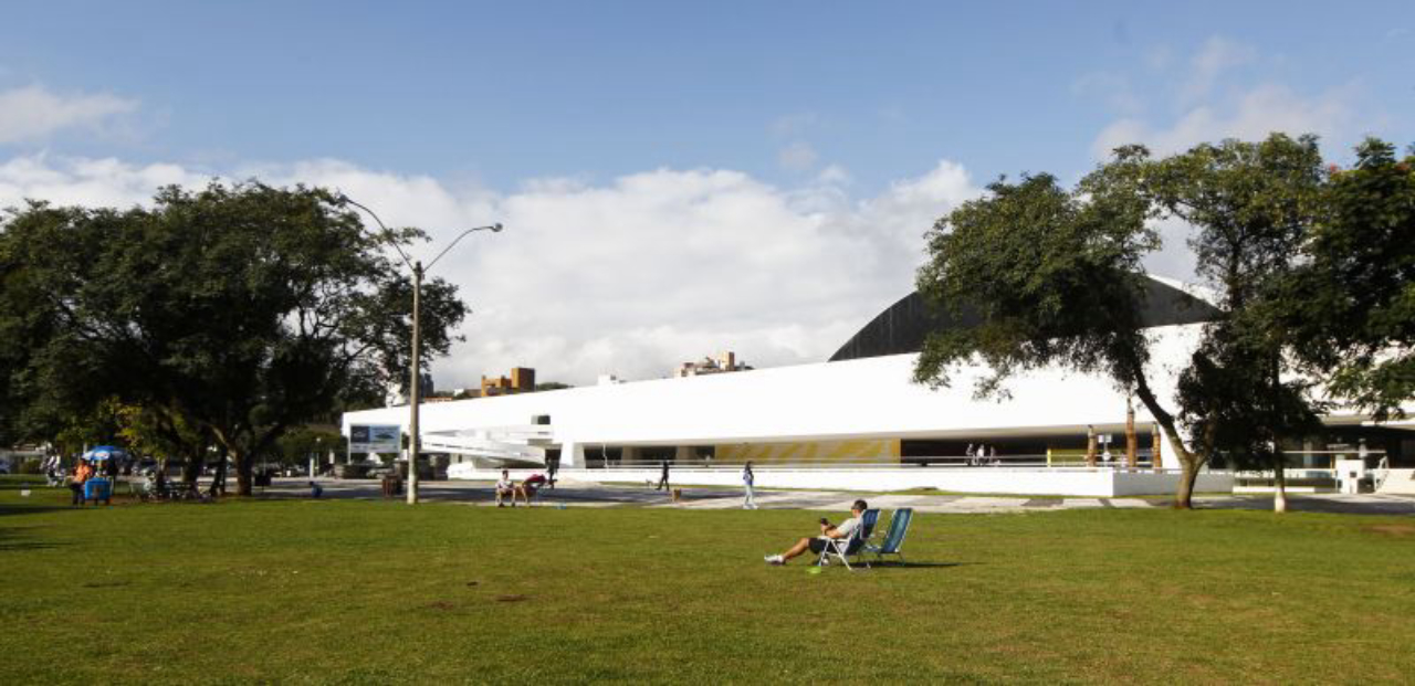 Gramado verde, emoldurado pelo museu projetado por Oscar Niemeyer, é um convite ao relaxamento. Foto: Daniel Castellano/ Arquivo/Gazeta do Povo