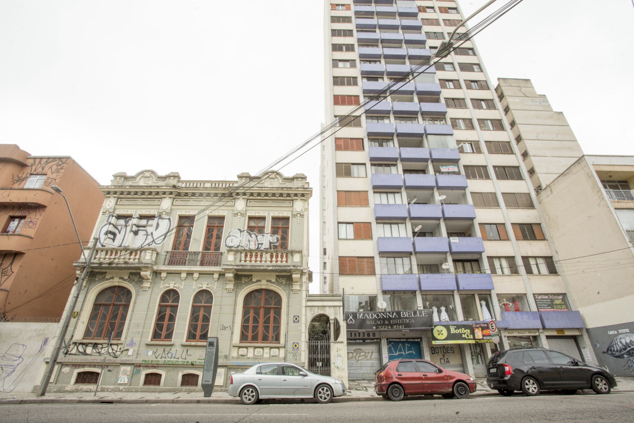 Antiga sede da Escola de Música e Belas Artes do Paraná (do lado esquerdo da foto). Foto: Hugo Harada/Gazeta do Povo.