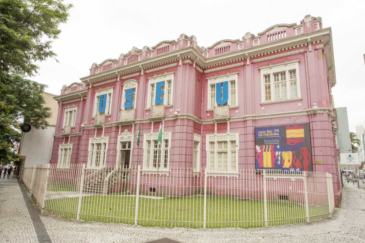 O Museu de Arte Contemporânea do Paraná marca o início da Rua Emiliano Perneta. Foto: Hugo Harada/Gazeta do Povo.