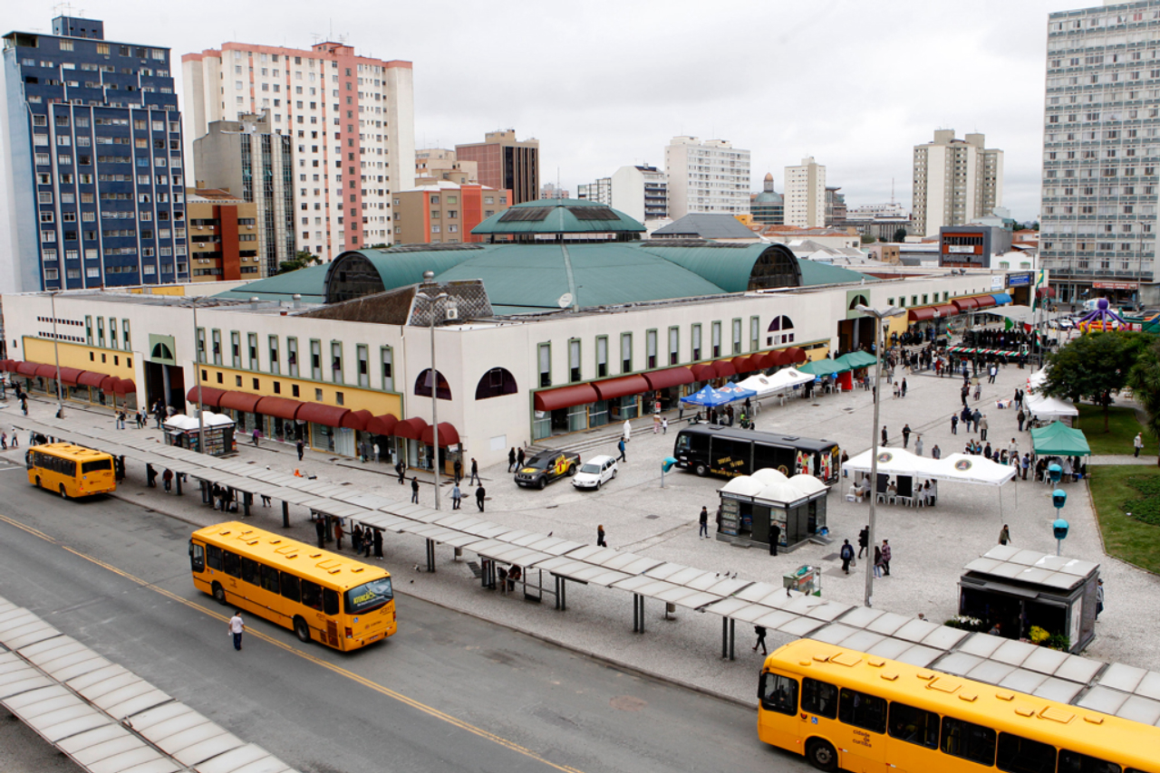 Caráter de terminal de transporte dificilmente será revertido em praças como a Rui Barbosa. Foto: Divulgação / URBS