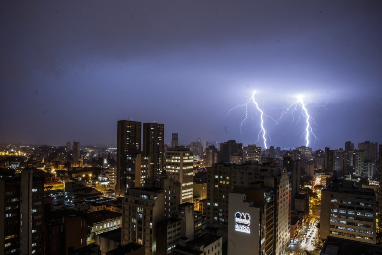 Frente fria chega trazendo temporal e raios na capital paranaense. Na foto tempestade no centro de Curitiba