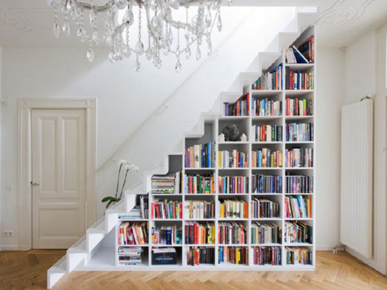 Muitos livros podem ser acomodados deibaixo da escada. Foto: Reprodução/Pinterest