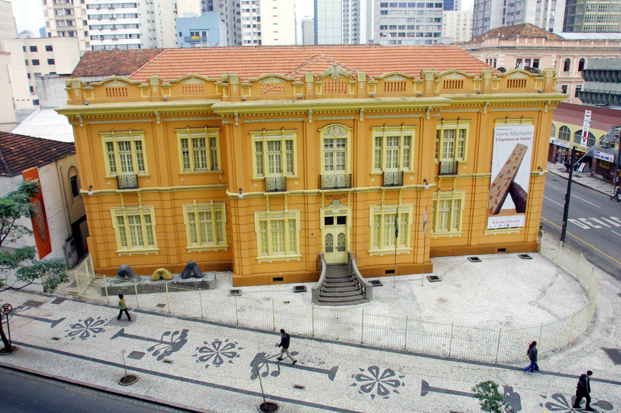 Em 2002, prédio tinha tons de laranja e amarelo. Foto: Arnaldo Alves/Gazeta do Povo