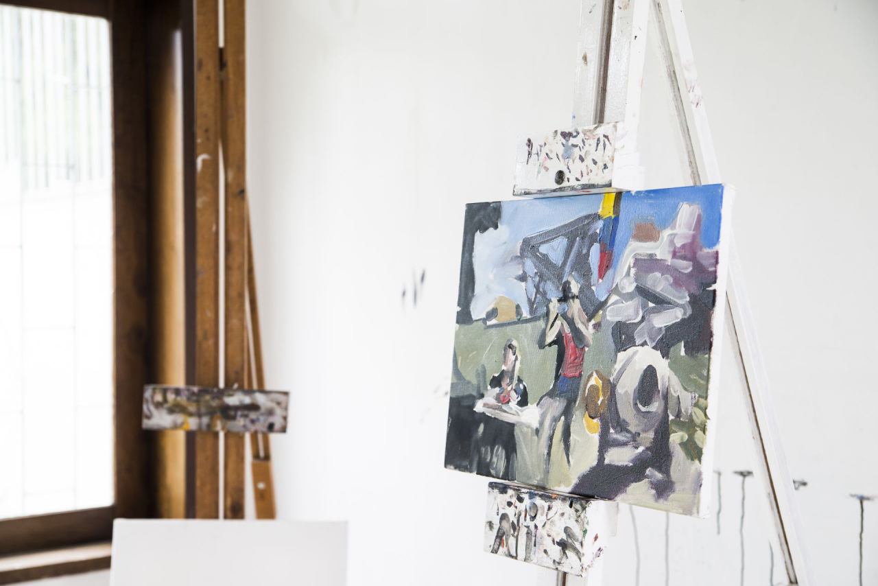 O processo criativo de Scandelari inclui fotografias de pessoas que servem de inspiração para os quadros e esboços de cores antes da tela final. Foto: Letícia Akemi/Gazeta do Povo