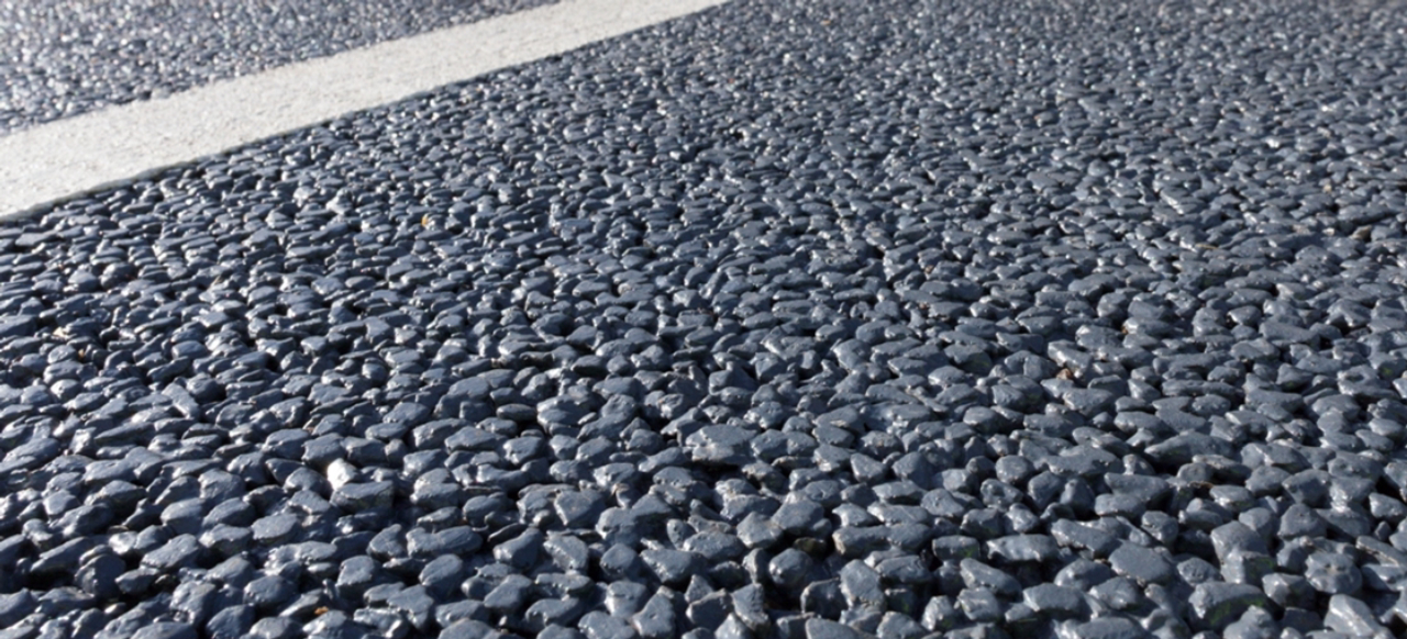 Camada superior do material é a única que leva asfalto de verdade. Ela deixa que a água escorra para baixo para ser absorvida. Foto: reprodução/Tarmac