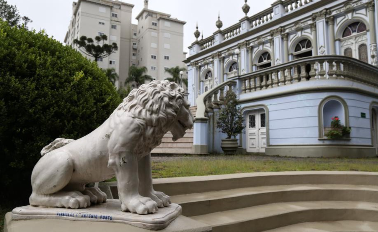 Leão vigilante em 2016, quando o palacete ainda não tinha passado por sua última restauração. Foto: Ivonaldo Alexandre / Arquivo Gazeta do Povo.