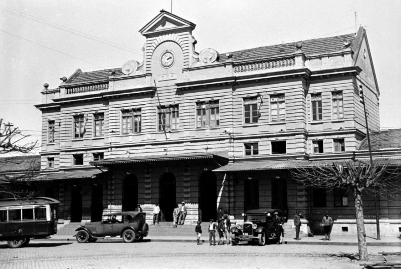 Fachada da antiga Estação Ferroviária de Curitiba, que atualmente acomoda o Shopping Estação e Museu Ferroviário de Curitiba. Foto: Arthur Wischrak/Casa da Memória de Curitiba.