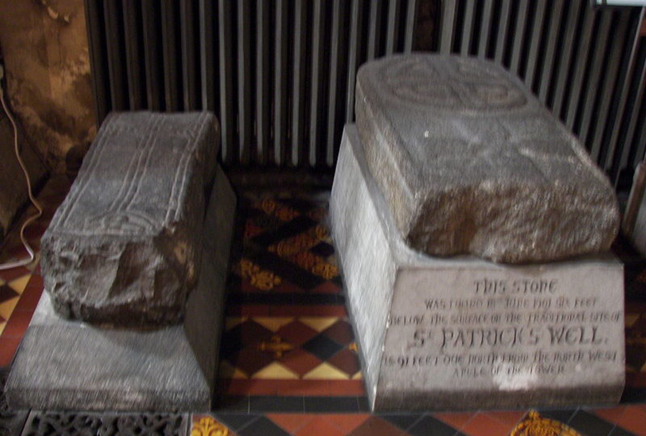 Estátuas e túmulos dentro da St. Patrick homenageiam famílias e pessoas importantes para a igreja no decorrer dos séculos. Na foto, detalhes de pedras que formavam o poço de São Patrício.