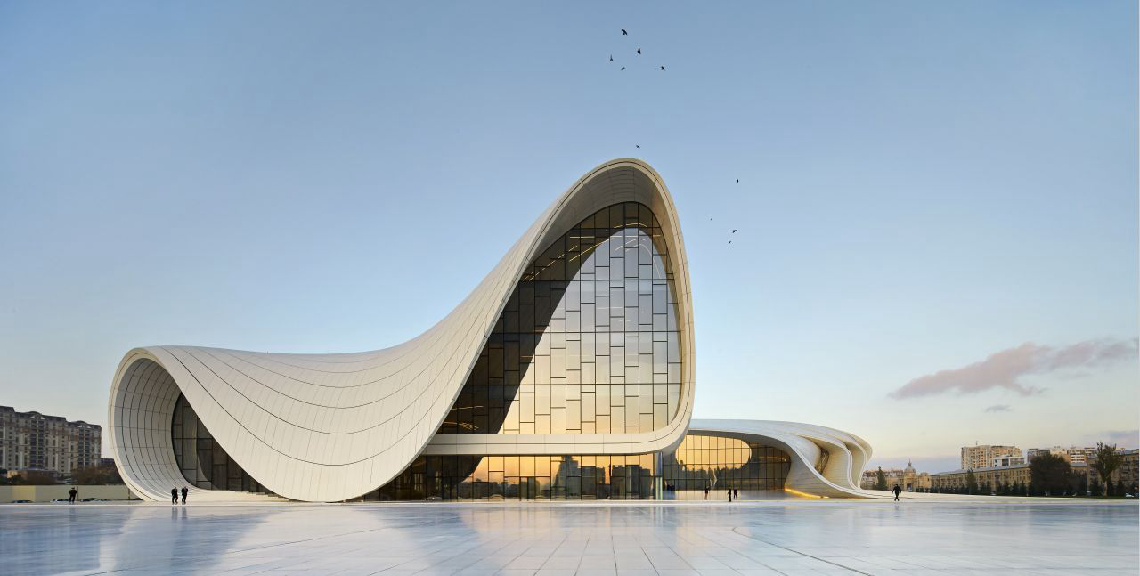 Centro cultural Heydar Aliyev, em Baku, no Azerbaijão, com fachada homogênea e cheia de movimento: a obra de 2013 é uma das mais representativas da arquiteta por fazer gritar a fluidez quase natural de seus edifícios.<p></p><p>Foto: Zaha Hadid Architects/Riba Comms/Divulgação</p>