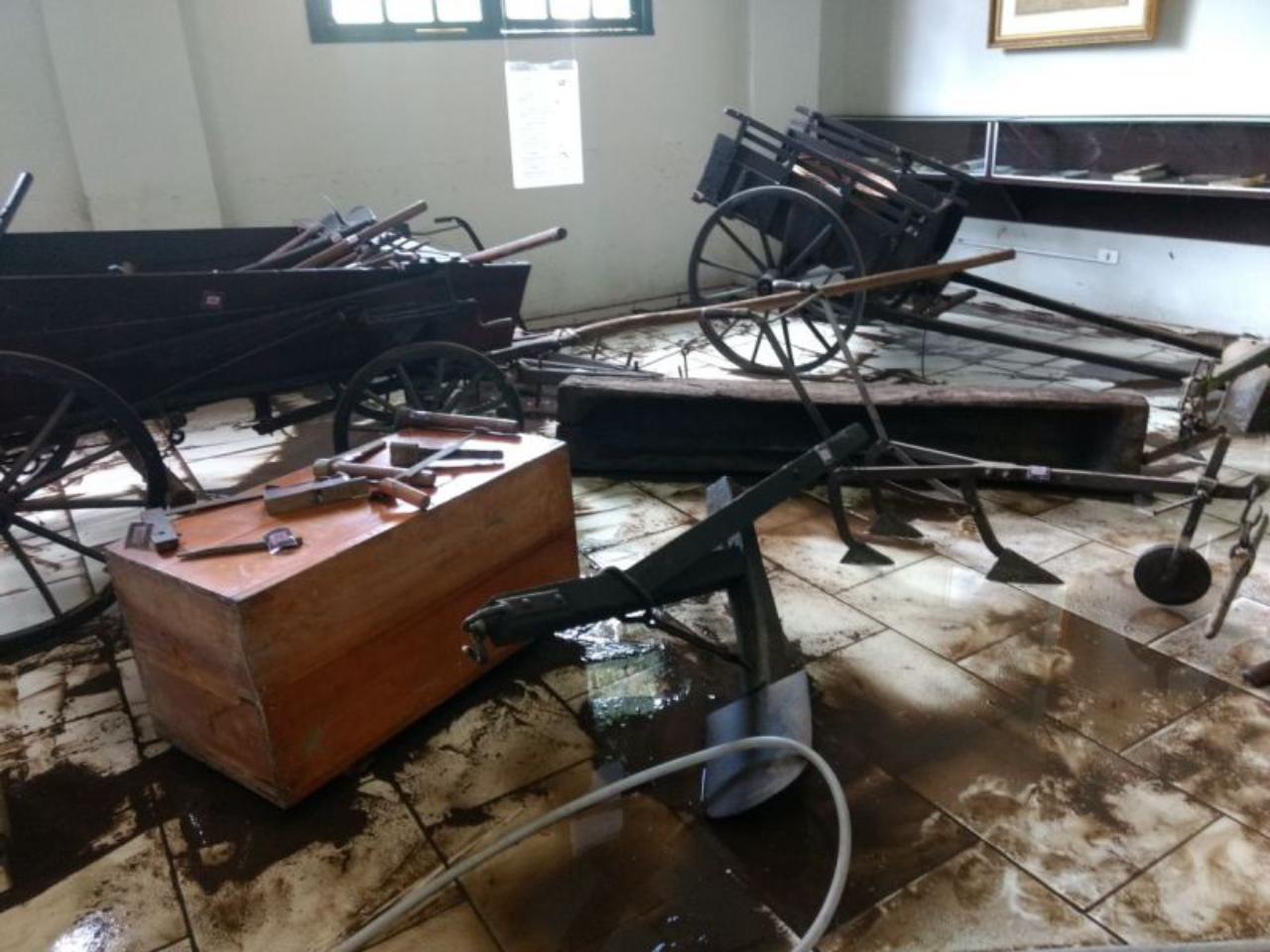 Água e lodo invadiram as instalações do museu devido à forte chuva. Foto: Márcio Assad / Arquivo Pessoal