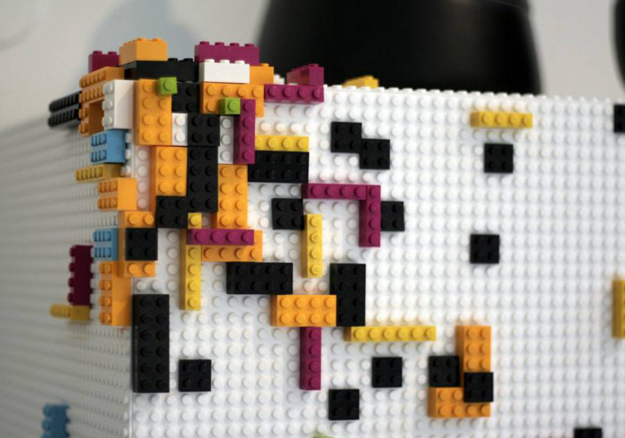 Detalhe do Stüda, móvel de Corian com espaço para encaixar LEGO. 