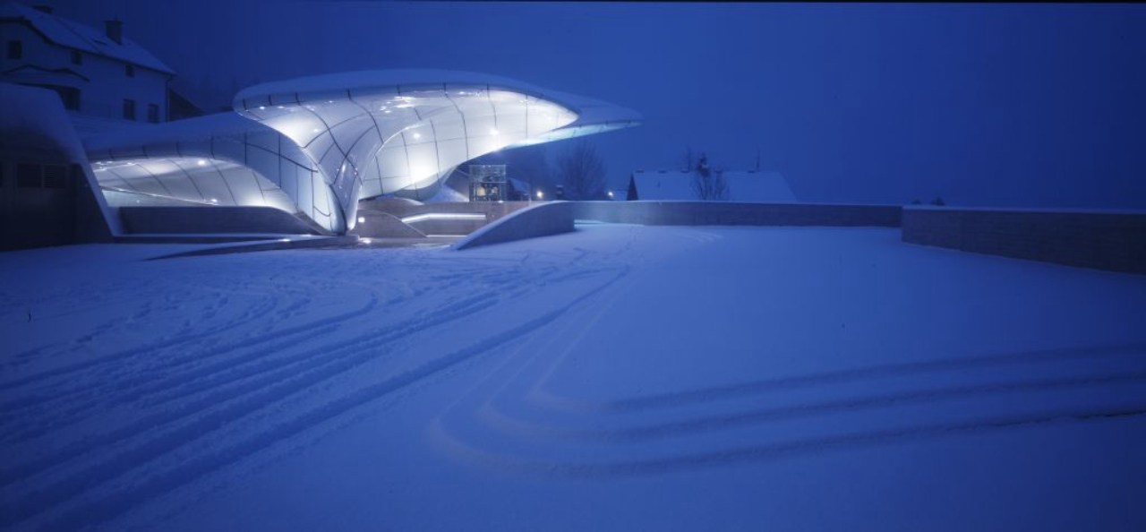 Estação de trem Nordpark, em Innsbruck, na Áustria, inspirada em formações naturais de gelo da região montanhosa em que está localizada.
