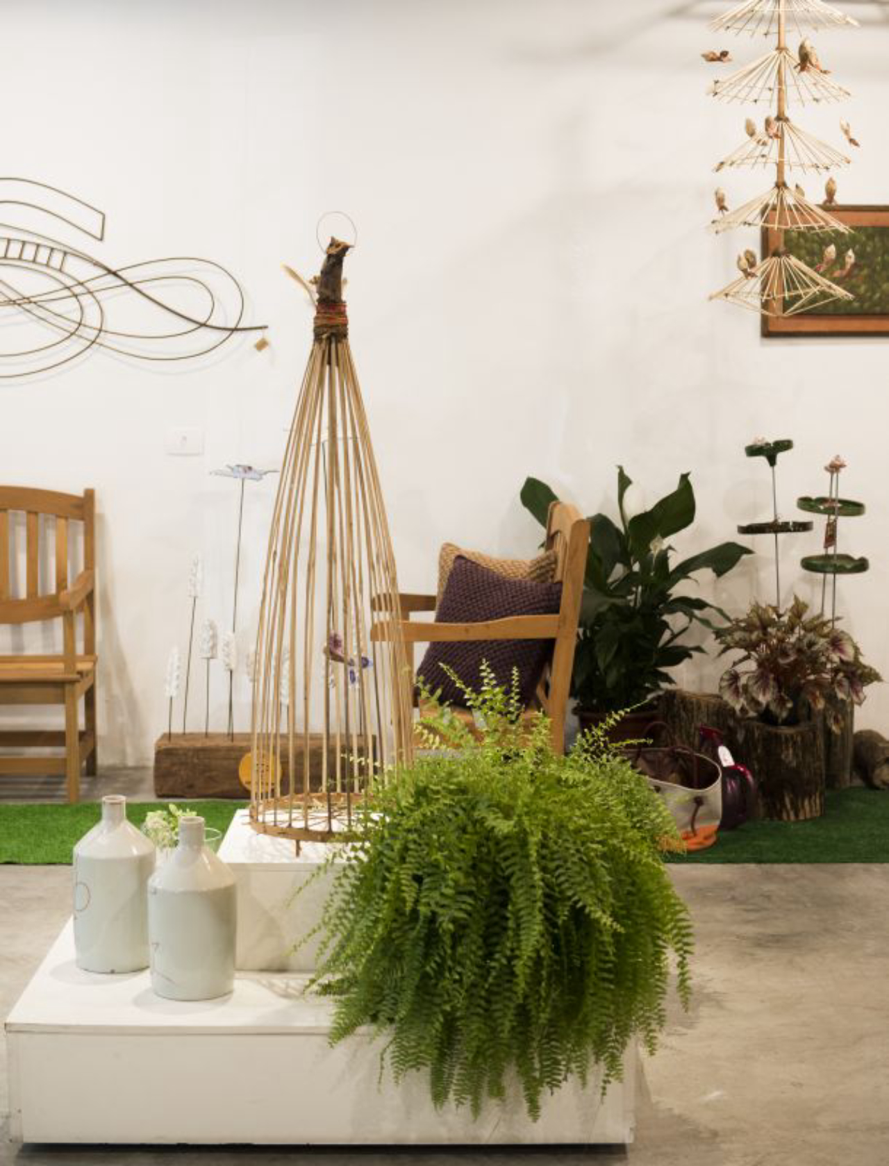 Há várias artes feitas em bambu por Paulo Assis&nbsp;na loja. Foto: Leticia Akemi/Gazeta do Povo