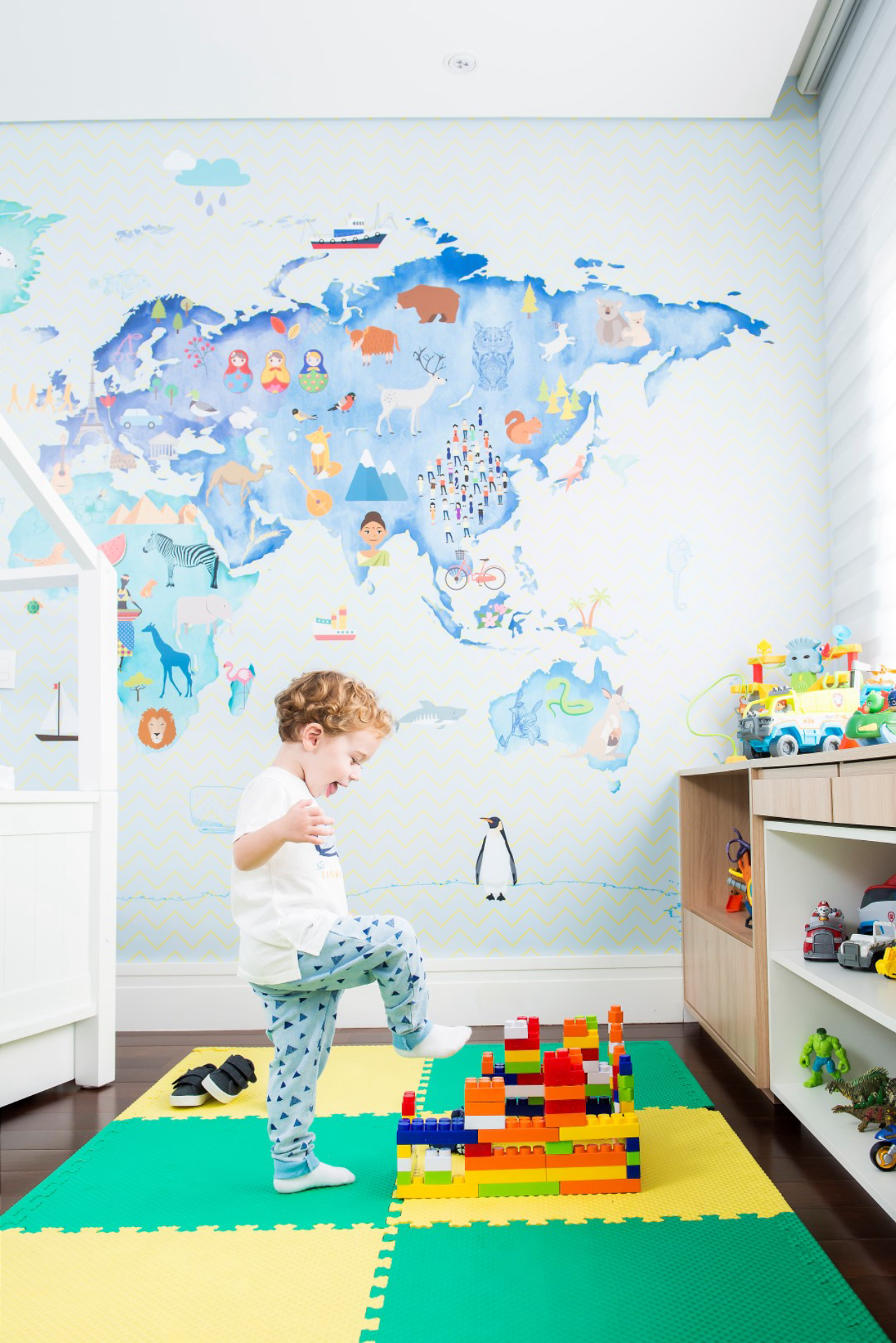 Pietro interage com o quarto onde a pintura de um mapa mundi fez toda a diferença.<br>Foto: Letícia Akemi / Gazeta do Povo